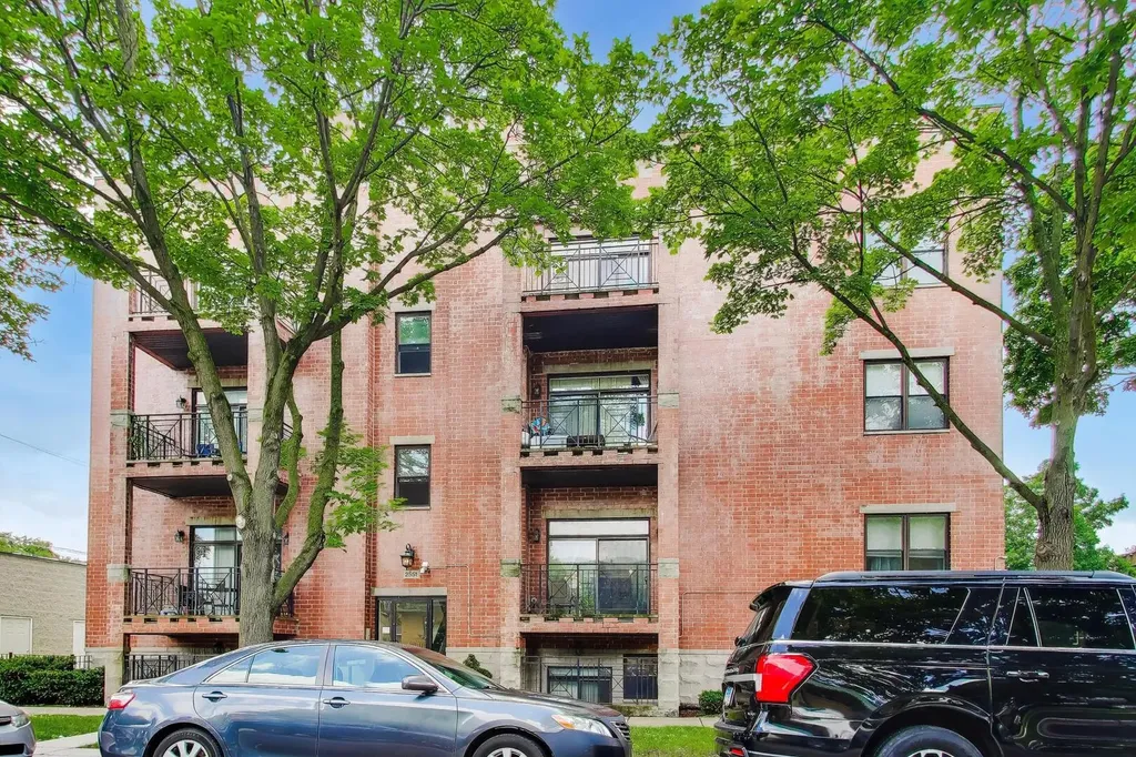 2551 West Arthur Avenue Chicago IL 60645