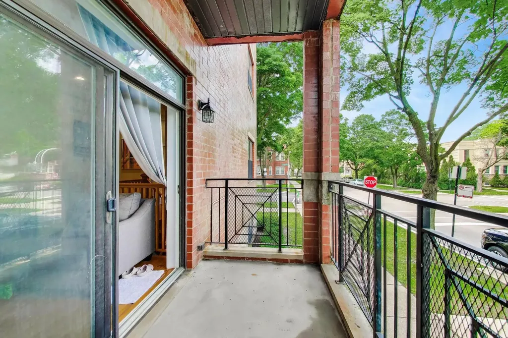 2551 West Arthur Avenue Chicago IL 60645