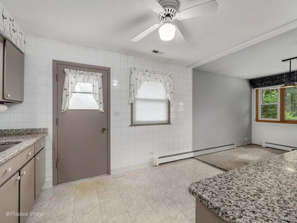 102 Hill Street Roselle IL 60172
