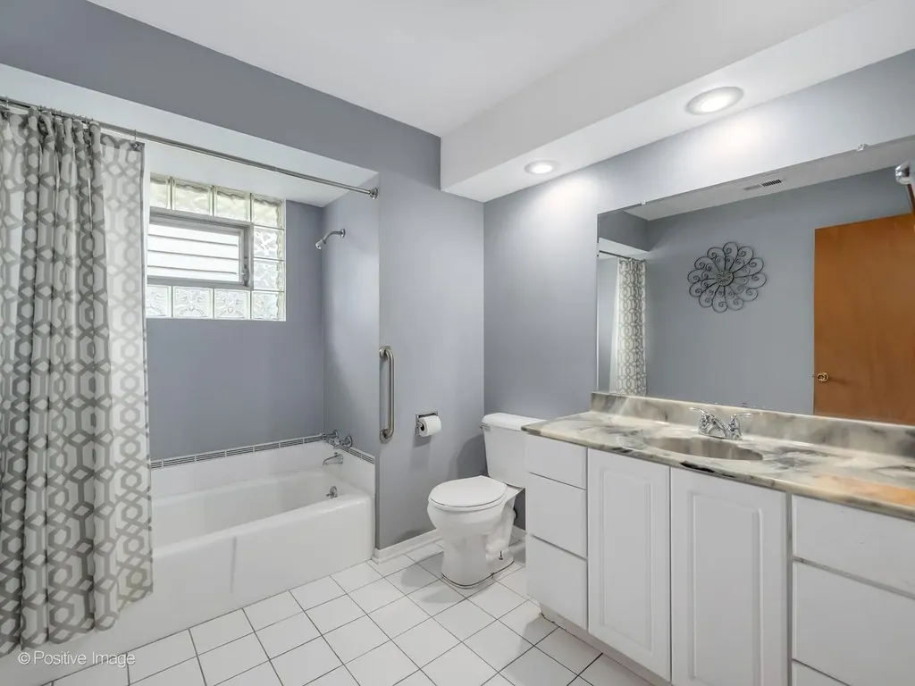 102 Hill Street Roselle IL 60172