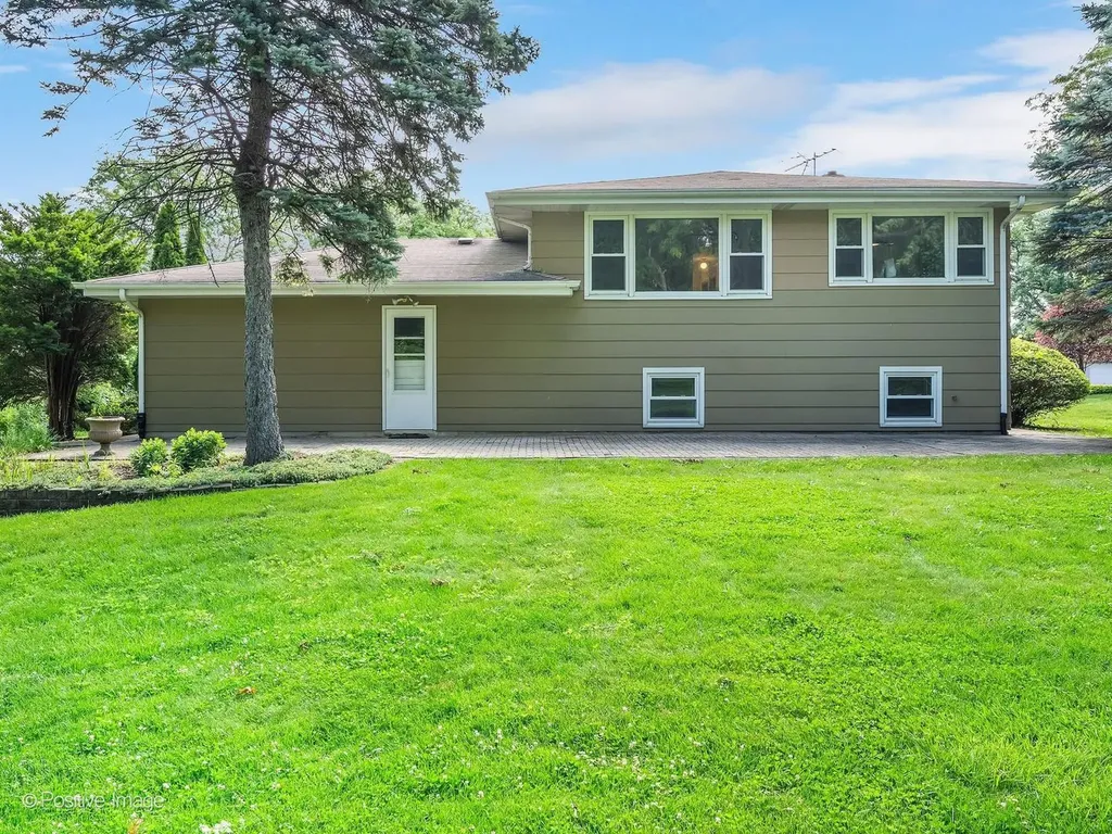 102 Hill Street Roselle IL 60172