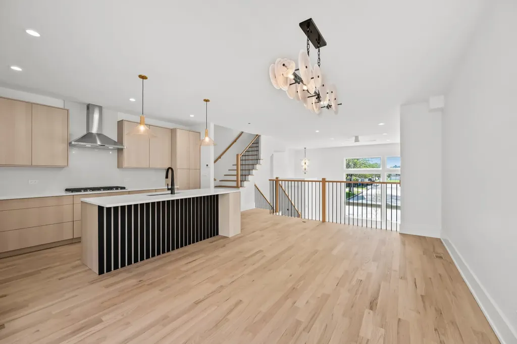 712 East 41 Street Chicago IL 60653