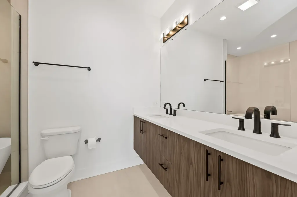 712 East 41 Street Chicago IL 60653