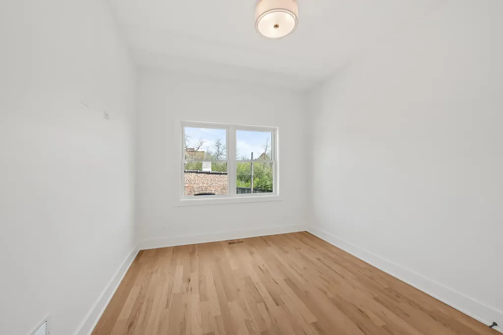 712 East 41 Street Chicago IL 60653