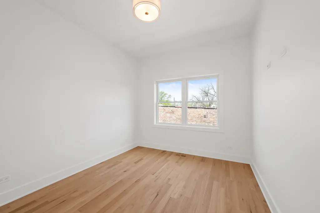 712 East 41 Street Chicago IL 60653