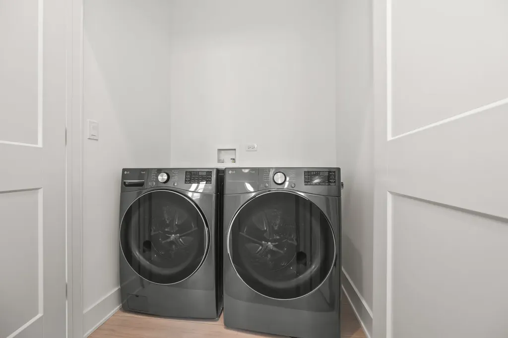 712 East 41 Street Chicago IL 60653