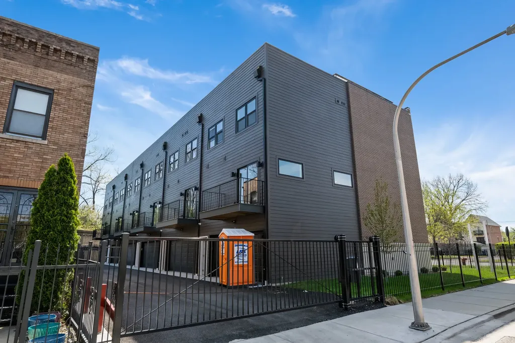712 East 41 Street Chicago IL 60653