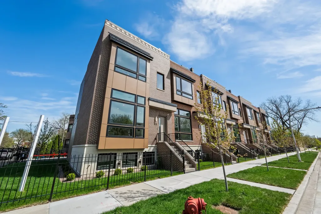 712 East 41 Street Chicago IL 60653