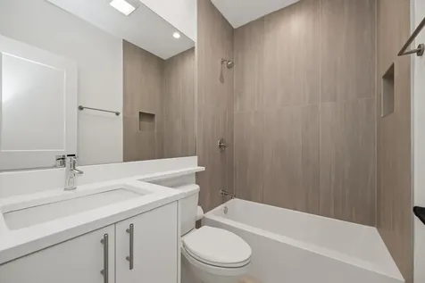 712 East 41 Street Chicago IL 60653