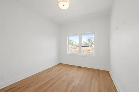 712 East 41 Street Chicago IL 60653