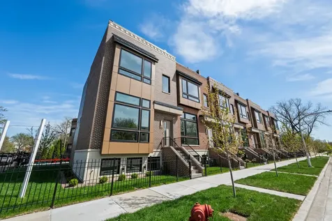 712 East 41 Street Chicago IL 60653
