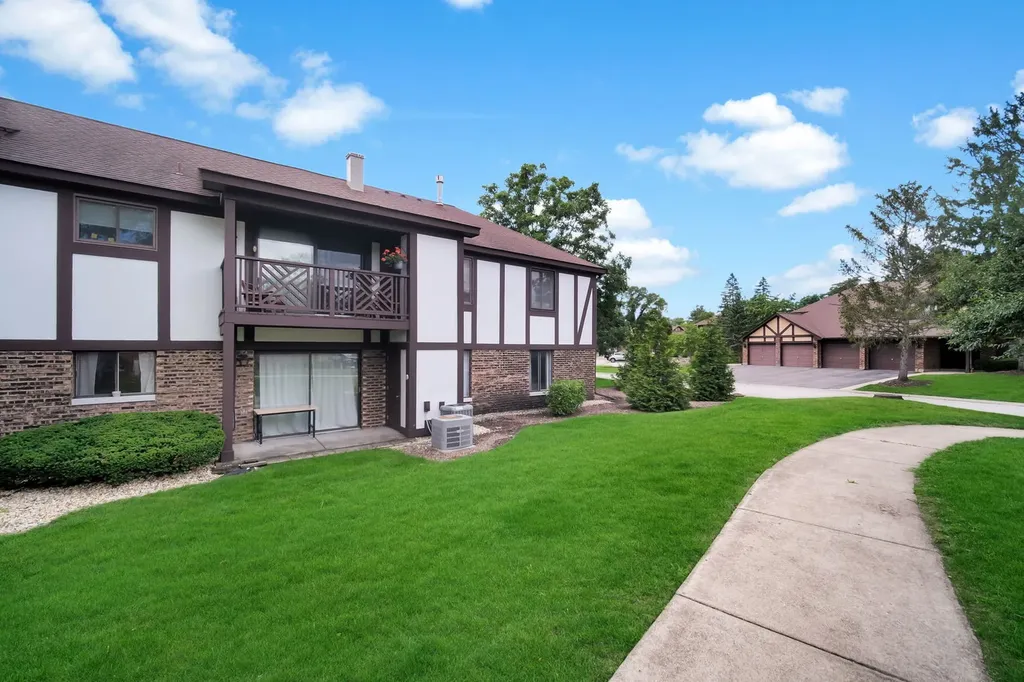 1651 Dover Court Wheaton IL 60189
