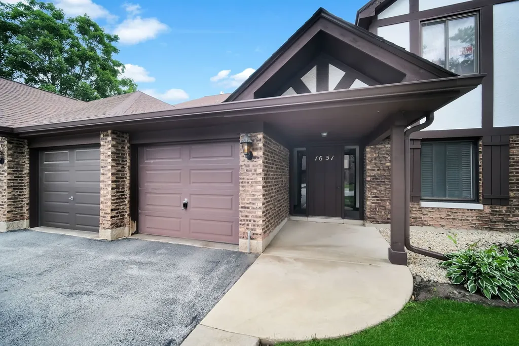 1651 Dover Court Wheaton IL 60189