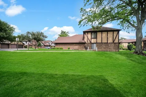 1651 Dover Court Wheaton IL 60189
