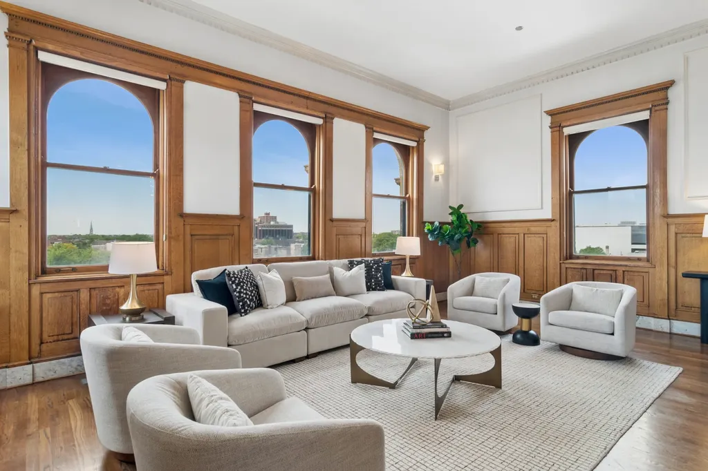 550 West Surf Street Chicago IL 60657