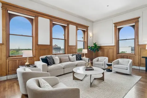 550 West Surf Street Chicago IL 60657