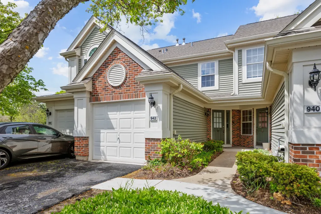 942 Little Falls Court Elk Grove Village IL 60007