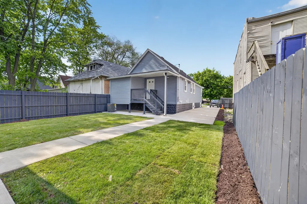 123 West 104th Place Chicago IL 60628