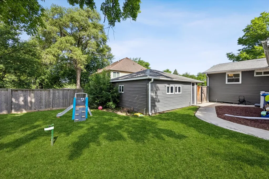 125 58TH Place Clarendon Hills IL 60514