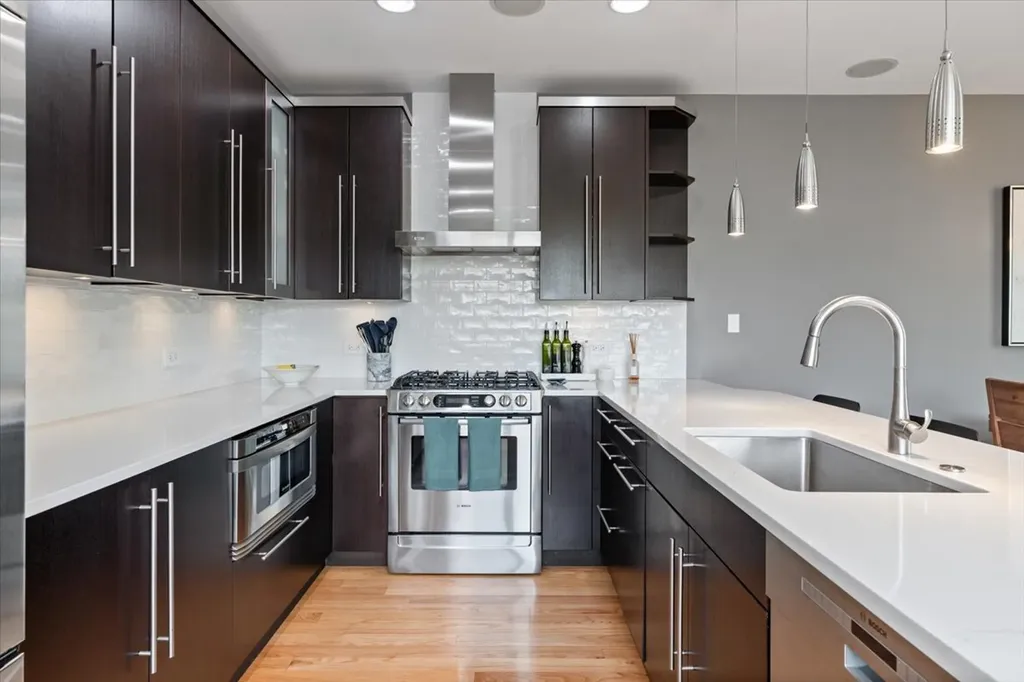 821 West Roscoe Street Chicago IL 60657