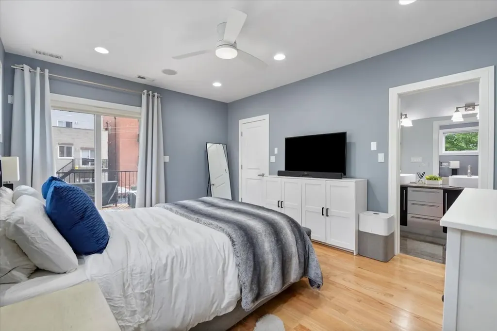 821 West Roscoe Street Chicago IL 60657