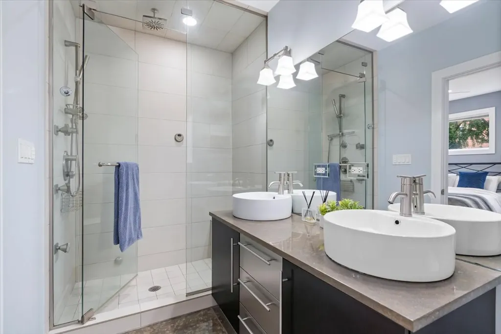 821 West Roscoe Street Chicago IL 60657