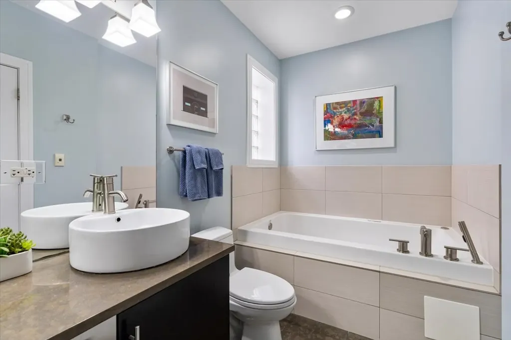 821 West Roscoe Street Chicago IL 60657