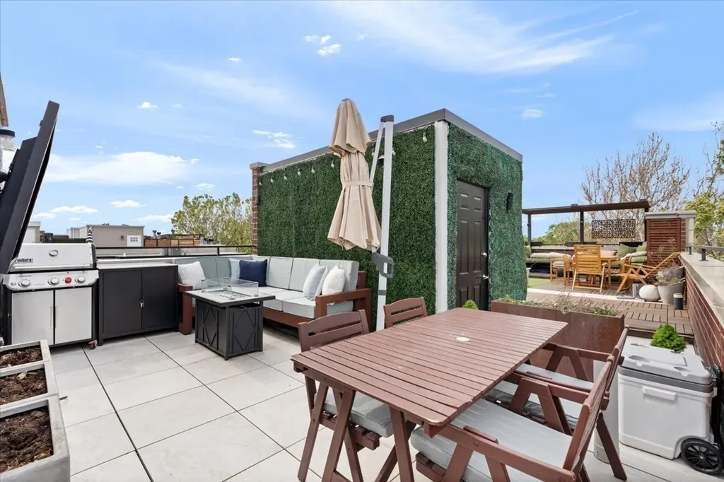 821 West Roscoe Street Chicago IL 60657