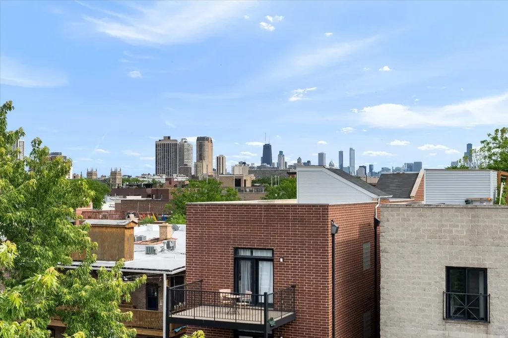 821 West Roscoe Street Chicago IL 60657