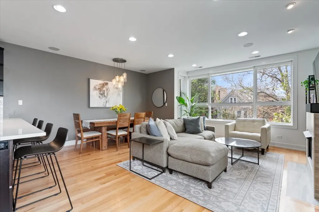821 West Roscoe Street Chicago IL 60657