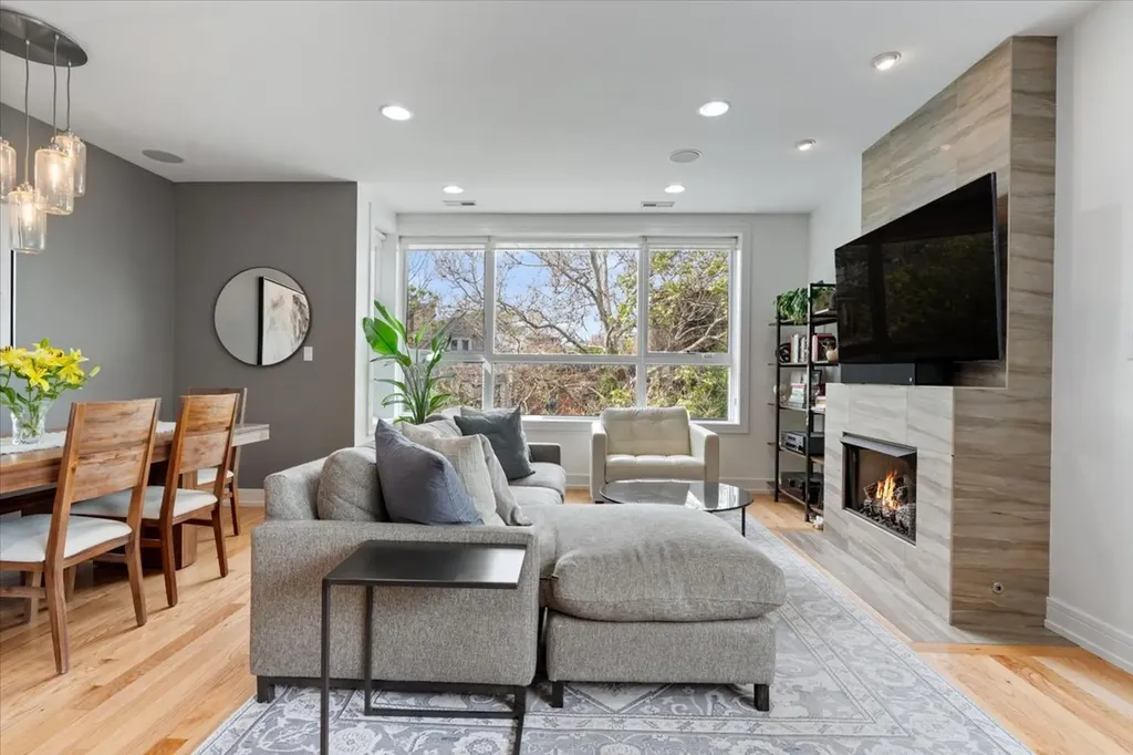 821 West Roscoe Street Chicago IL 60657