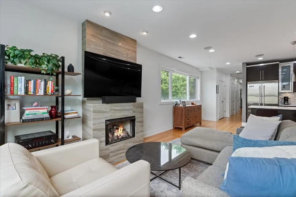 821 West Roscoe Street Chicago IL 60657
