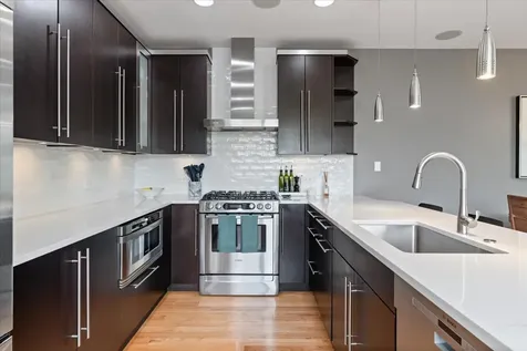 821 West Roscoe Street Chicago IL 60657
