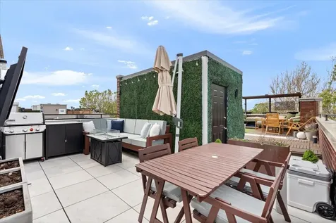 821 West Roscoe Street Chicago IL 60657