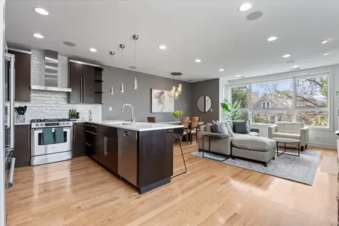 821 West Roscoe Street Chicago IL 60657