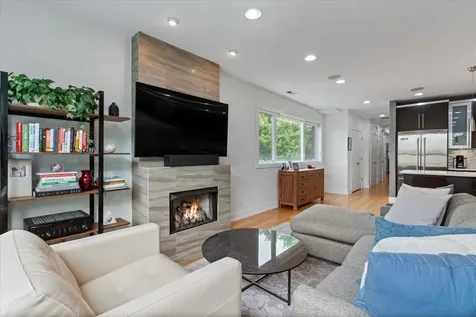 821 West Roscoe Street Chicago IL 60657
