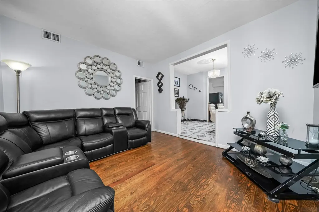 5512 West Wrightwood Avenue Chicago IL 60639
