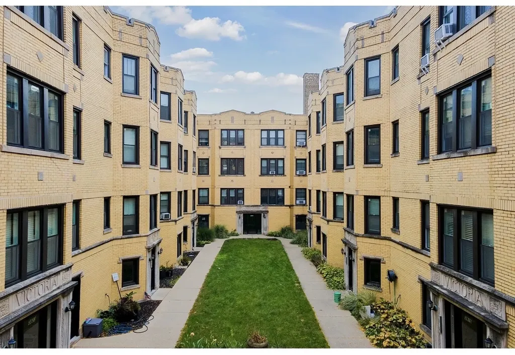 3819.5 North Greenview Avenue Chicago IL 60613