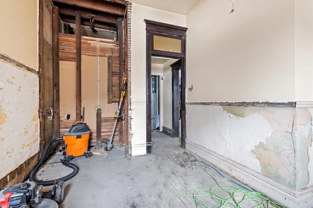 6556 South Woodlawn Avenue Chicago IL 60637