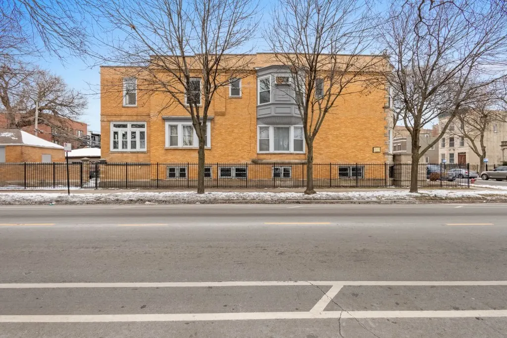 6556 South Woodlawn Avenue Chicago IL 60637