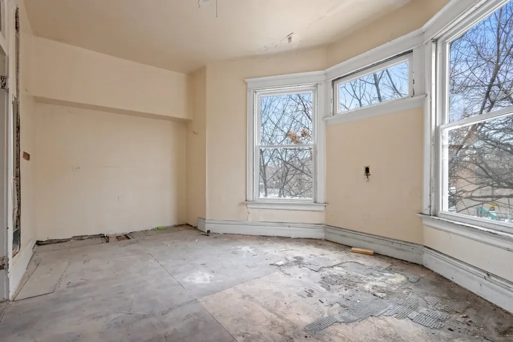 6556 South Woodlawn Avenue Chicago IL 60637