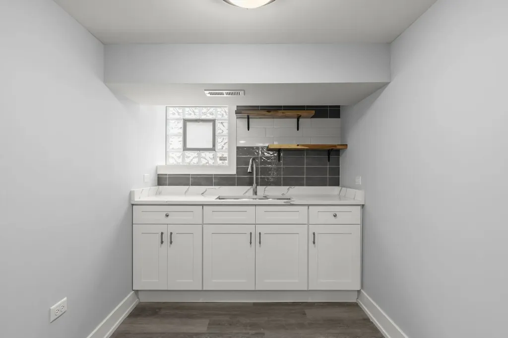 5542 West 64th Street Chicago IL 60638