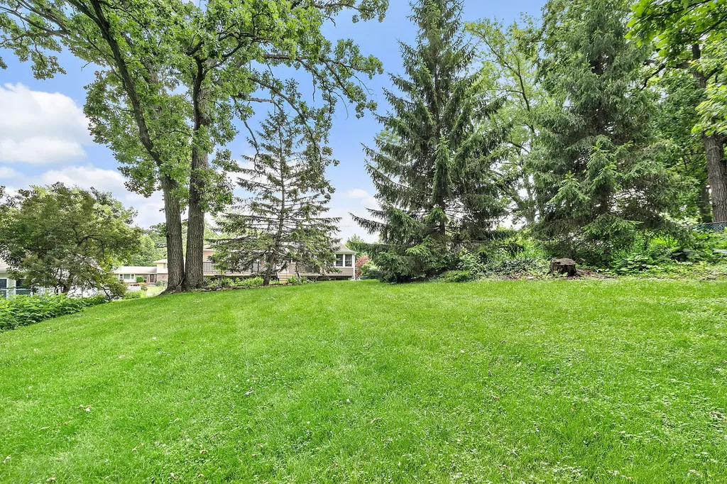 101 S Cedarcrest Drive Schaumburg IL 60193