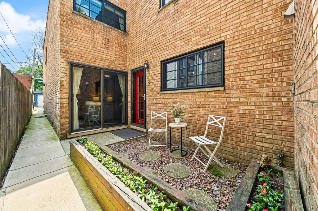 2735 North Mildred Avenue Chicago IL 60614
