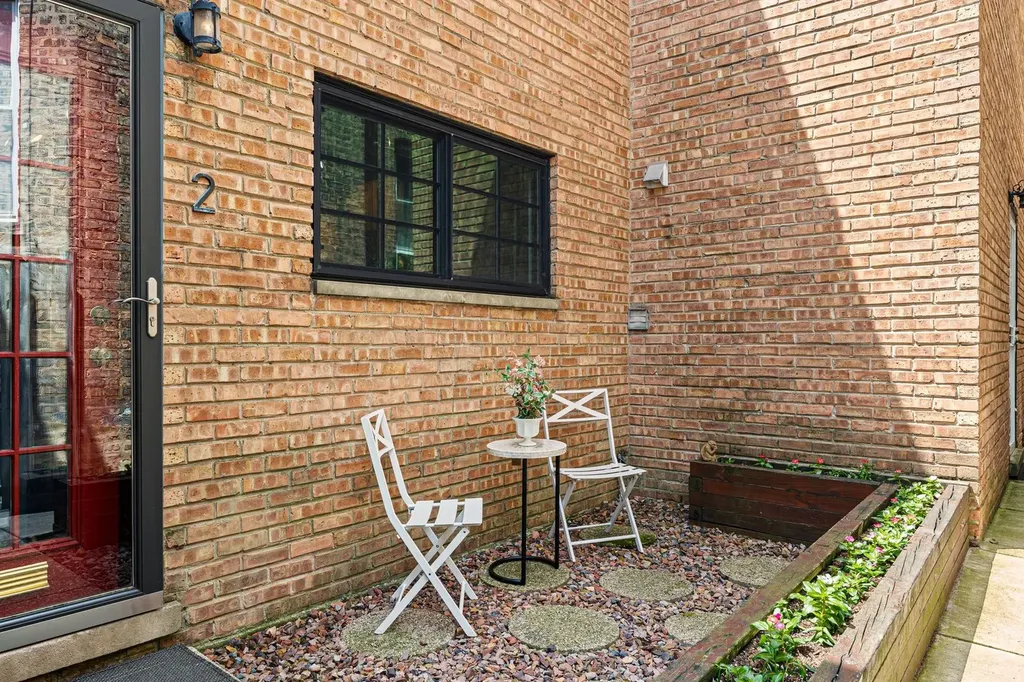 2735 North Mildred Avenue Chicago IL 60614
