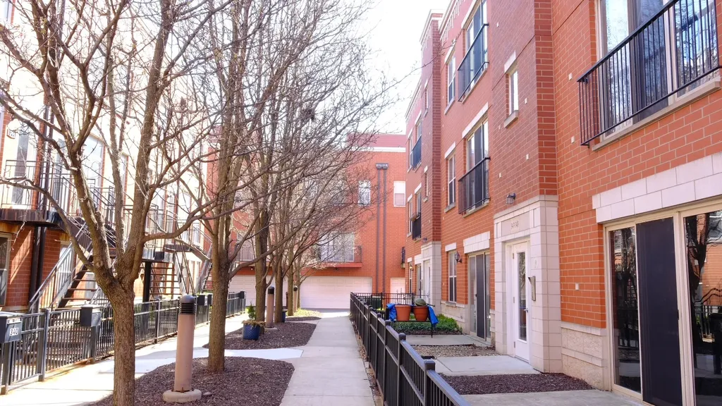 347 East 25th Place Chicago IL 60616