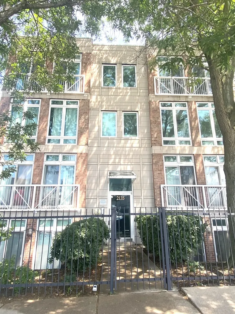 2135 North Southport Avenue Chicago IL 60614