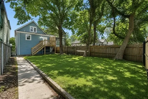 8008 South Muskegon Avenue Chicago IL 60617