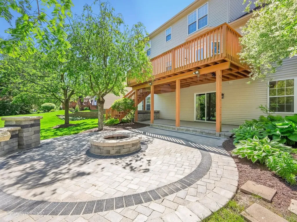 832 Bemis Road Glen Ellyn IL 60137