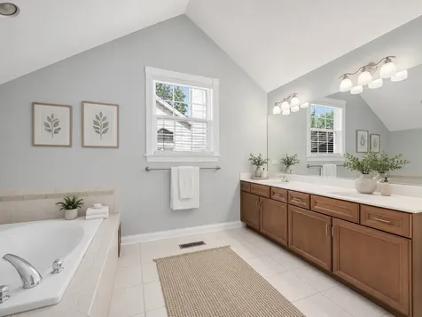 832 Bemis Road Glen Ellyn IL 60137